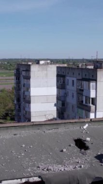 Bu borsa dikey videosu Ukrayna 'daki savaş sonrasını gösteriyor. Borodyanka' da yıkılan bir yerleşim yeri.