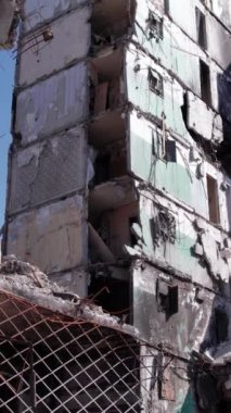 Bu borsa dikey videosu Ukrayna 'daki savaş sonrasını gösteriyor. Borodyanka' da yıkılan bir yerleşim yeri.