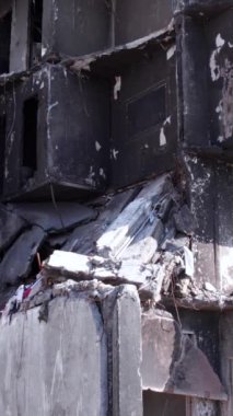 Bu borsa dikey videosu Ukrayna 'daki savaş sonrasını gösteriyor. Borodyanka' da yıkılan bir yerleşim yeri.