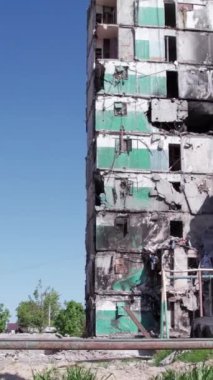 Bu borsa dikey videosu Ukrayna 'daki savaş sonrasını gösteriyor. Borodyanka' da yıkılan bir yerleşim yeri.