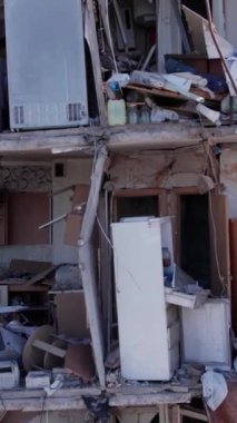 Bu borsa dikey videosu Ukrayna 'daki savaş sonrasını gösteriyor. Borodyanka' da yıkılan bir yerleşim yeri.