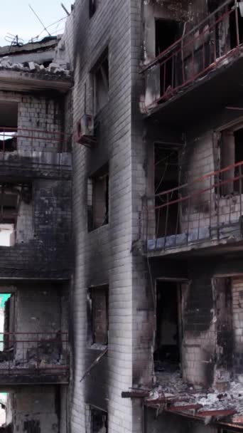 Este Vídeo Vertical Mostra Consequências Guerra Ucrânia Edifício Residencial Destruído — Vídeo de Stock