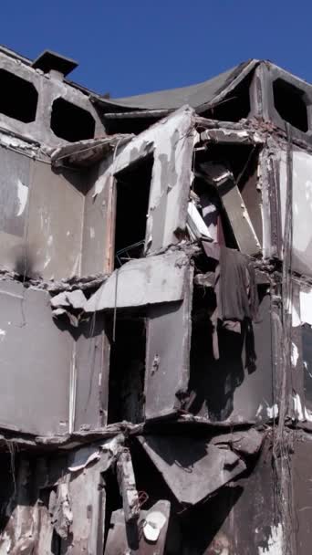 这盘股票的垂直录像显示了乌克兰战争的后果 博罗德扬卡一座被毁的住宅建筑 — 图库视频影像