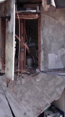 Bu borsa dikey videosu Ukrayna 'daki savaş sonrasını gösteriyor. Borodyanka' da yıkılan bir yerleşim yeri.