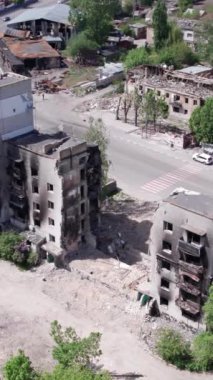 Bu borsa dikey videosu Ukrayna 'daki savaş sonrasını gösteriyor. Borodyanka' da yıkılan bir yerleşim yeri.