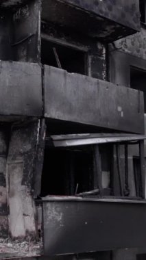 Bu borsa dikey videosu Ukrayna 'daki savaş sonrasını gösteriyor. Borodyanka' da yıkılan bir yerleşim yeri.