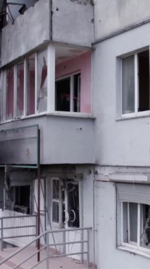 Bu borsa dikey videosu Ukrayna 'daki savaş sonrasını gösteriyor. Borodyanka' da yıkılan bir yerleşim yeri.