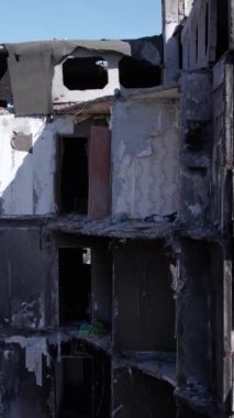 Bu borsa dikey videosu Ukrayna 'daki savaş sonrasını gösteriyor. Borodyanka' da yıkılan bir yerleşim yeri.