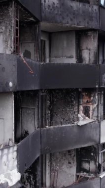 Bu borsa dikey videosu Ukrayna 'daki savaş sonrasını gösteriyor. Borodyanka' da yıkılan bir yerleşim yeri.