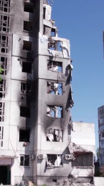 Bu borsa dikey videosu Ukrayna 'daki savaş sonrasını gösteriyor. Borodyanka' da yıkılan bir yerleşim yeri.