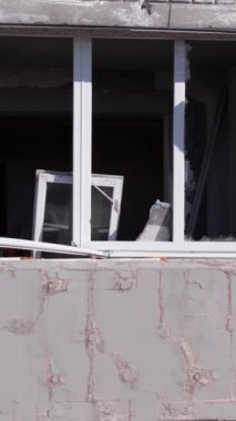 Bu borsa dikey videosu Ukrayna 'daki savaş sonrasını gösteriyor. Borodyanka' da yıkılan bir yerleşim yeri.