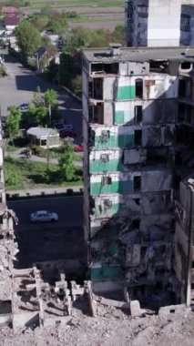 Bu borsa dikey videosu Ukrayna 'daki savaş sonrasını gösteriyor. Borodyanka' da yıkılan bir yerleşim yeri.