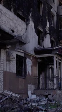 Bu borsa dikey videosu Ukrayna 'daki savaş sonrasını gösteriyor. Borodyanka' da yıkılan bir yerleşim yeri.