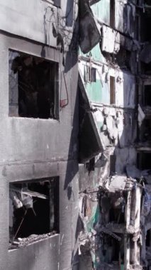 Bu borsa dikey videosu Ukrayna 'daki savaş sonrasını gösteriyor. Borodyanka' da yıkılan bir yerleşim yeri.