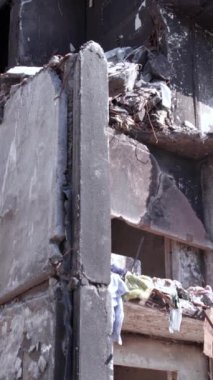 Bu borsa dikey videosu Ukrayna 'daki savaş sonrasını gösteriyor. Borodyanka' da yıkılan bir yerleşim yeri.