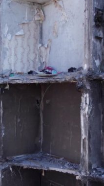 Bu borsa dikey videosu Ukrayna 'daki savaş sonrasını gösteriyor. Borodyanka' da yıkılan bir yerleşim yeri.