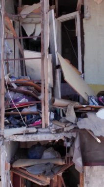 Bu borsa dikey videosu Ukrayna 'daki savaş sonrasını gösteriyor. Borodyanka' da yıkılan bir yerleşim yeri.