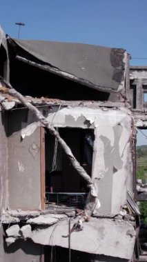 Bu borsa dikey videosu Ukrayna 'daki savaş sonrasını gösteriyor. Borodyanka' da yıkılan bir yerleşim yeri.