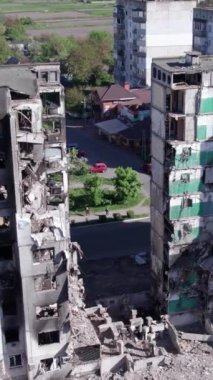 Bu borsa dikey videosu Ukrayna 'daki savaş sonrasını gösteriyor. Borodyanka' da yıkılan bir yerleşim yeri.