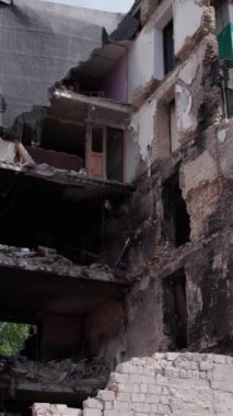 Bu borsa dikey videosu Ukrayna 'daki savaş sonrasını gösteriyor. Borodyanka' da yıkılan bir yerleşim yeri.