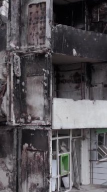 Bu borsa dikey videosu Ukrayna 'daki savaş sonrasını gösteriyor. Borodyanka' da yıkılan bir yerleşim yeri.