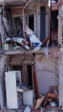 Bu borsa dikey videosu Ukrayna 'daki savaş sonrasını gösteriyor. Borodyanka' da yıkılan bir yerleşim yeri.