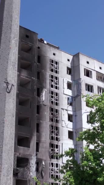 Este Vídeo Vertical Mostra Consequências Guerra Ucrânia Edifício Residencial Destruído — Vídeo de Stock