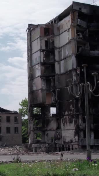 Este Vídeo Vertical Mostra Consequências Guerra Ucrânia Edifício Residencial Destruído — Vídeo de Stock