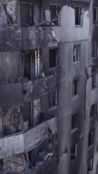 Este Video Vertical Muestra Las Secuelas Guerra Ucrania Edificio Residencial — Vídeo de stock