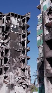 Bu borsa dikey videosu Ukrayna 'daki savaş sonrasını gösteriyor. Borodyanka' da yıkılan bir yerleşim yeri.