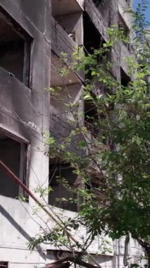 Bu borsa dikey videosu Ukrayna 'daki savaş sonrasını gösteriyor. Borodyanka' da yıkılan bir yerleşim yeri.