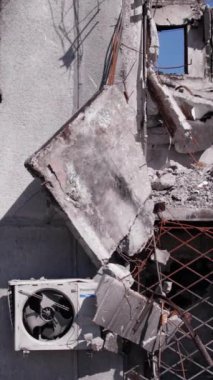 Bu borsa dikey videosu Ukrayna 'daki savaş sonrasını gösteriyor. Borodyanka' da yıkılan bir yerleşim yeri.