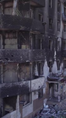 Bu borsa dikey videosu Ukrayna 'daki savaş sonrasını gösteriyor. Borodyanka' da yıkılan bir yerleşim yeri.