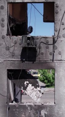 Bu borsa dikey videosu Ukrayna 'daki savaş sonrasını gösteriyor. Borodyanka' da yıkılan bir yerleşim yeri.