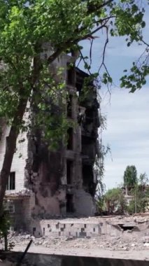 Bu borsa dikey videosu Ukrayna 'daki savaş sonrasını gösteriyor. Borodyanka' da yıkılan bir yerleşim yeri.