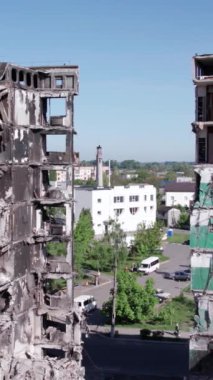 Bu borsa dikey videosu Ukrayna 'daki savaş sonrasını gösteriyor. Borodyanka' da yıkılan bir yerleşim yeri.