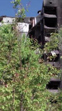 Bu borsa dikey videosu Ukrayna 'daki savaş sonrasını gösteriyor. Borodyanka' da yıkılan bir yerleşim yeri.