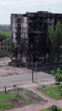 Bu borsa dikey videosu Ukrayna 'daki savaş sonrasını gösteriyor. Borodyanka' da yıkılan bir yerleşim yeri.