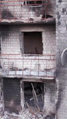 Bu borsa dikey videosu Ukrayna 'daki savaş sonrasını gösteriyor. Borodyanka' da yıkılan bir yerleşim yeri.