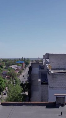 Bu borsa dikey videosu Ukrayna 'daki savaş sonrasını gösteriyor. Borodyanka' da yıkılan bir yerleşim yeri.