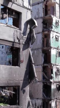 Bu borsa dikey videosu Ukrayna 'daki savaş sonrasını gösteriyor. Borodyanka' da yıkılan bir yerleşim yeri.