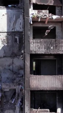 Bu borsa dikey videosu Ukrayna 'daki savaş sonrasını gösteriyor. Borodyanka' da yıkılan bir yerleşim yeri.