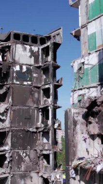 Bu borsa dikey videosu Ukrayna 'daki savaş sonrasını gösteriyor. Borodyanka' da yıkılan bir yerleşim yeri.