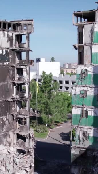 Ten Pionowy Film Pokazuje Następstwa Wojny Ukrainie Zniszczony Budynek Mieszkalny — Wideo stockowe