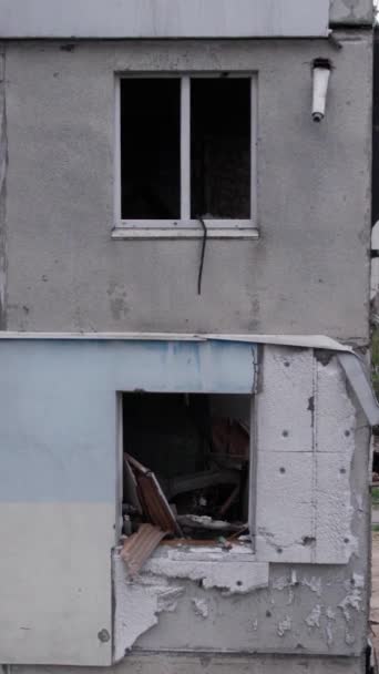 Este Video Vertical Muestra Las Secuelas Guerra Ucrania Edificio Residencial — Vídeos de Stock