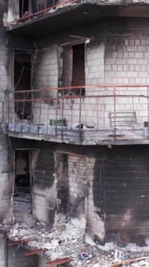 Bu borsa dikey videosu Ukrayna 'daki savaş sonrasını gösteriyor. Borodyanka' da yıkılan bir yerleşim yeri.