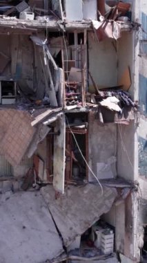 Bu borsa dikey videosu Ukrayna 'daki savaş sonrasını gösteriyor. Borodyanka' da yıkılan bir yerleşim yeri.