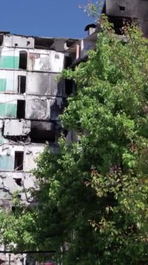 Bu borsa dikey videosu Ukrayna 'daki savaş sonrasını gösteriyor. Borodyanka' da yıkılan bir yerleşim yeri.