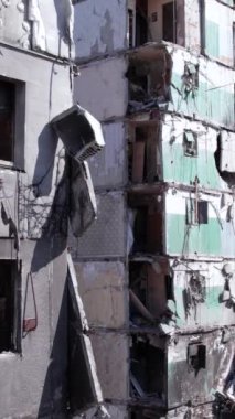 Bu borsa dikey videosu Ukrayna 'daki savaş sonrasını gösteriyor. Borodyanka' da yıkılan bir yerleşim yeri.