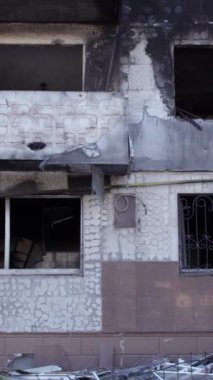 Bu borsa dikey videosu Ukrayna 'daki savaş sonrasını gösteriyor. Borodyanka' da yıkılan bir yerleşim yeri.